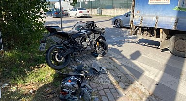 Kamyonetle çarpışan motosikletli ağır yaralandı