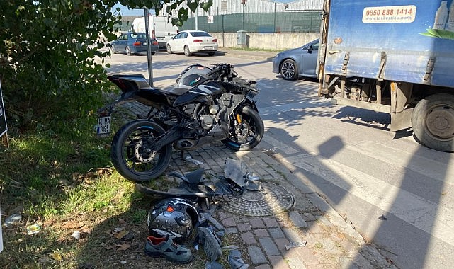 Kamyonetle çarpışan motosikletli ağır yaralandı
