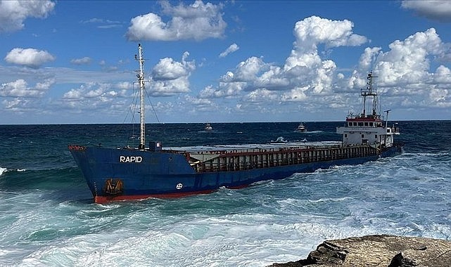 Karaya oturan kuru yük gemisi tahliye edildi