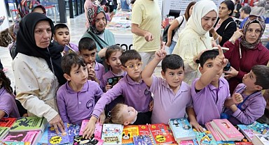 Öğrenciler, Kitap Fuarı’na ilgi gösteriyor