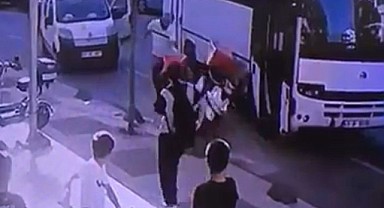 Servis şoförü motosikletli kuryeyi dövdü, bıçakla tehdit etti