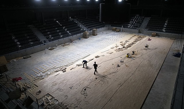 Sporcu Fabrikası’nda parke montajı yapılıyor