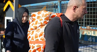 Tahliye edilen aileler eşyalarını polis kontrolünde aldı