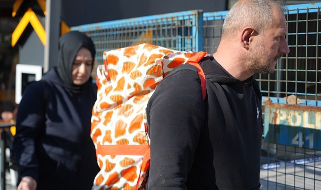 Tahliye edilen aileler eşyalarını polis kontrolünde aldı