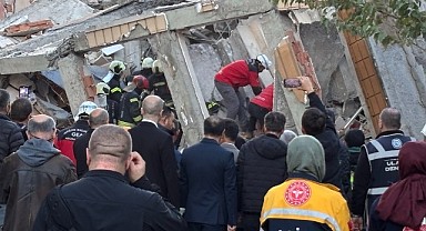 Vali Aktaş, çöken binada 5 kişilik ailenin olduğunu teyit etti!