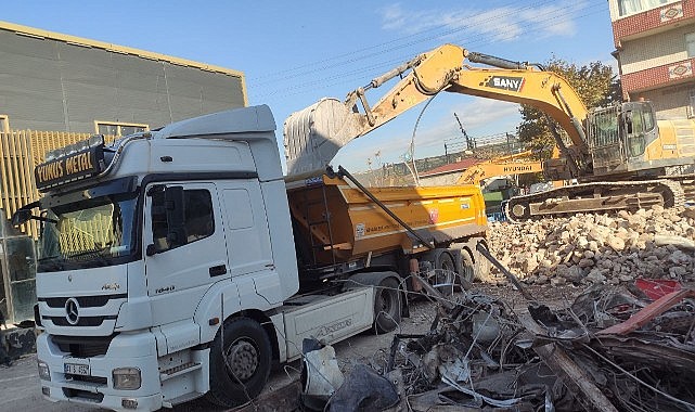 7 kişiye mezar olan parfüm dolum tesisi yıkıldı!