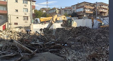 7 kişiye mezar olan parfüm dolum tesisi yıkıldı!