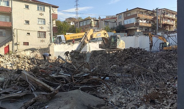 7 kişiye mezar olan parfüm dolum tesisi yıkıldı!