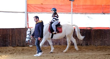 Arar tatilde 400 çocuk binicilikle tanıştı