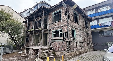 Atıl durumdaki tarihi yapı kütüphane oluyor