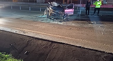 Bariyere çarpan otomobil parçalandı!