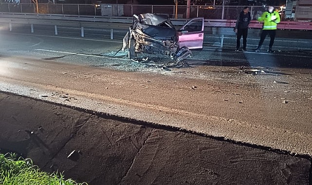 Bariyere çarpan otomobil parçalandı!