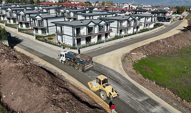 Başiskele’de 4 sokakta asfalt serimi yapıldı