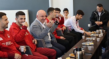 Bıyık Milli sporcularla bir araya geldi