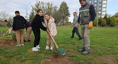 Çayırovalı öğrenciler, fidanları toprakla buluşturdu