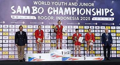 Ceylin ve Kardelen, bayrağımızı gururla dalgalandırdı