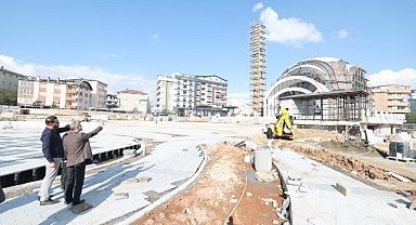 Çiftçi, Kent Meydanı’ndaki çalışmaları yerinde inceledi