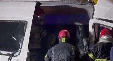 Dilovası'nda tır ile işçi minibüsü çarpıştı! 9 işçi yaralandı