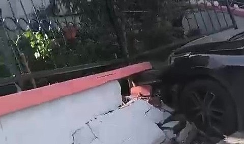 El freni çekilmeyen otomobil bahçe duvarını yıktı