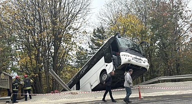 Freni boşalan tur otobüsü şarampole düştü
