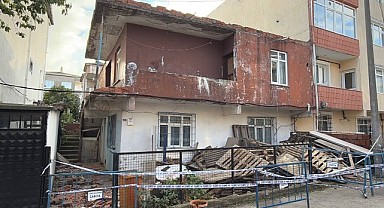 Gebze’de balkon duvarı yıkılan bina tahliye edildi