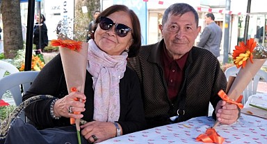 “Kadına şiddete dur” mesajı turuncu çiçekle verildi