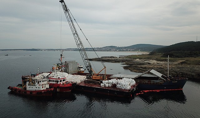 Karaya oturan geminin yükü tahliye ediliyor