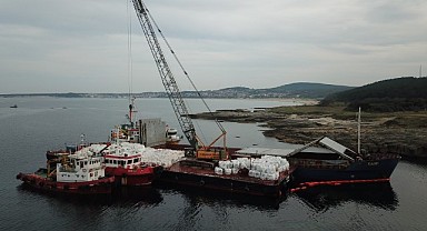 Karaya oturan geminin yükü tahliye ediliyor