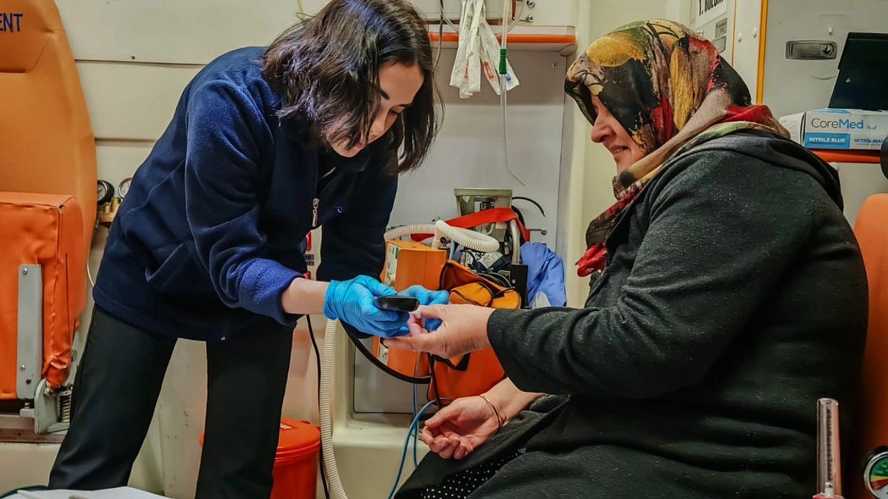 Mahalle mahalle gezip, vatandaşın sağlığını kontrol ediyorlar!