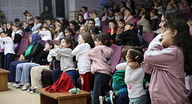 Minik izleyicilerden tiyatro oyununa tam not verdi