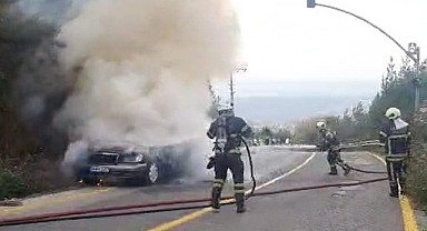 Seyir halindeki otomobil cayır cayır yandı
