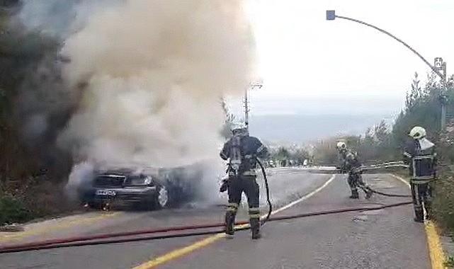 Seyir halindeki otomobil cayır cayır yandı