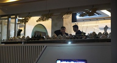 Tahliye edilen binadaki kuyumcu, ziynet eşyalarını hızlıca topladı