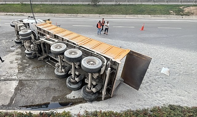 TEM’de tır devrildi! 1 kişi yaralandı!