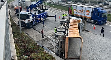 TEM’de tır devrildi! 1 kişi yaralandı!