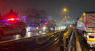 Tır devrildi, sürücü yaralandı!