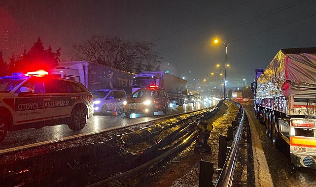 Tır devrildi, sürücü yaralandı!