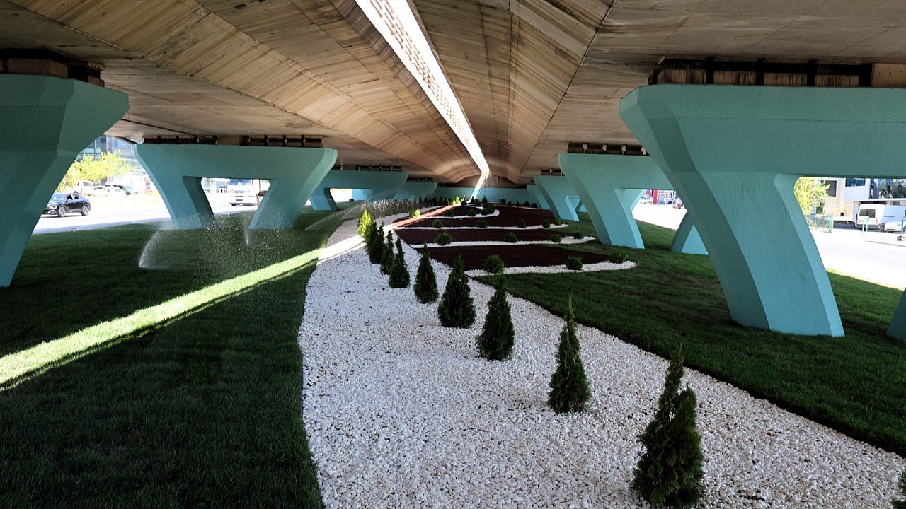 Topçular Köprülü Kavşağı’nda peyzaj çalışması yapıldı