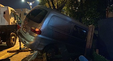 Virajı alamadılar, kafa kafaya çarpıştılar!