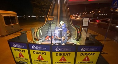Yürüyen merdivenlere bakım yapılıyor