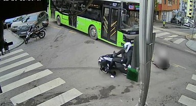 Belediye otobüsü motokuryeye çarptı!