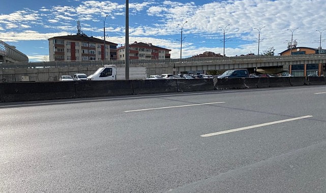 Beton bariyere çarpan otomobil devrildi!