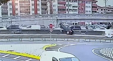 Beton bariyere çarpan otomobil devrildi!