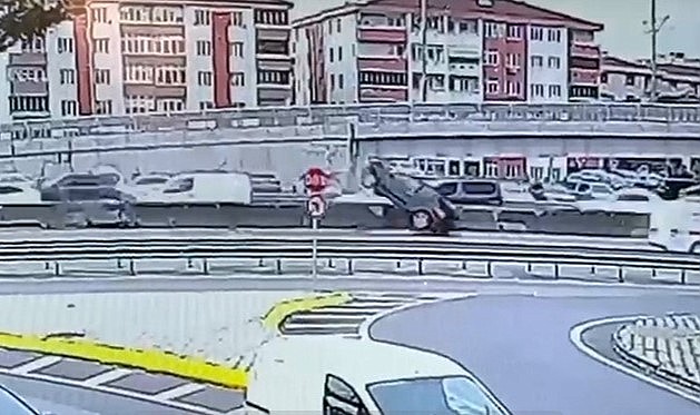 Beton bariyere çarpan otomobil devrildi!