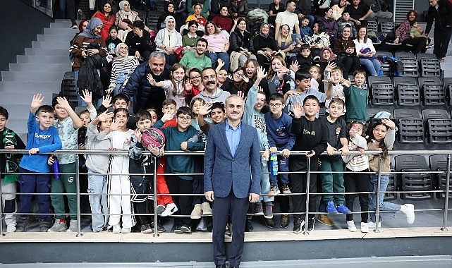 Çiftçi, basketbolsever miniklerle buluştu