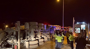 Feci kaza! Mikser devrildi, 2 kişi yaralandı!