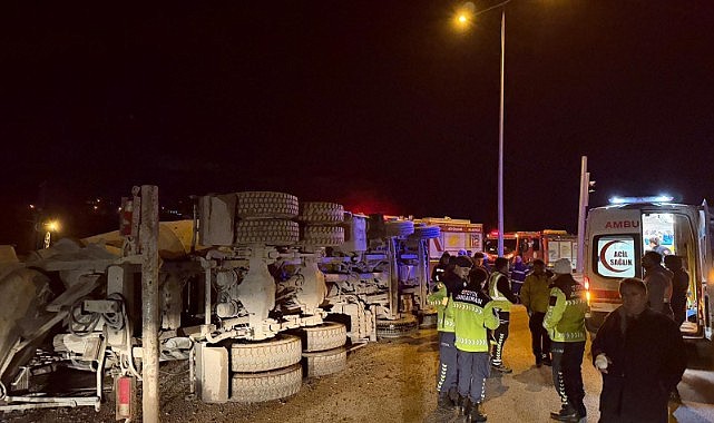 Feci kaza! Mikser devrildi, 2 kişi yaralandı!
