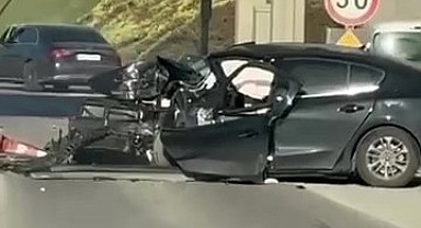 Gebze’de otomobil gişelere çarptı! 2 kişi ağır yaralandı.