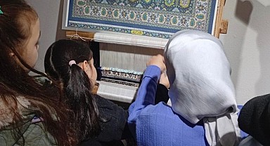 İlkokul öğrencileri Hereke halısını yakından inceledi
