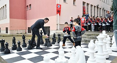 İlkokulun bahçesine satranç oyun alanı yapıldı